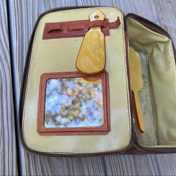 Vintage 1930s Mexico tooled leather box with acwalite celluloid brush shoehorn - Picture 11 of 16